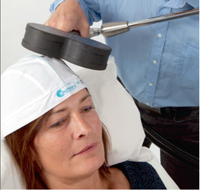 Patient bliver behandlet med magnetstimulation ved hjælp af en bomuldshat