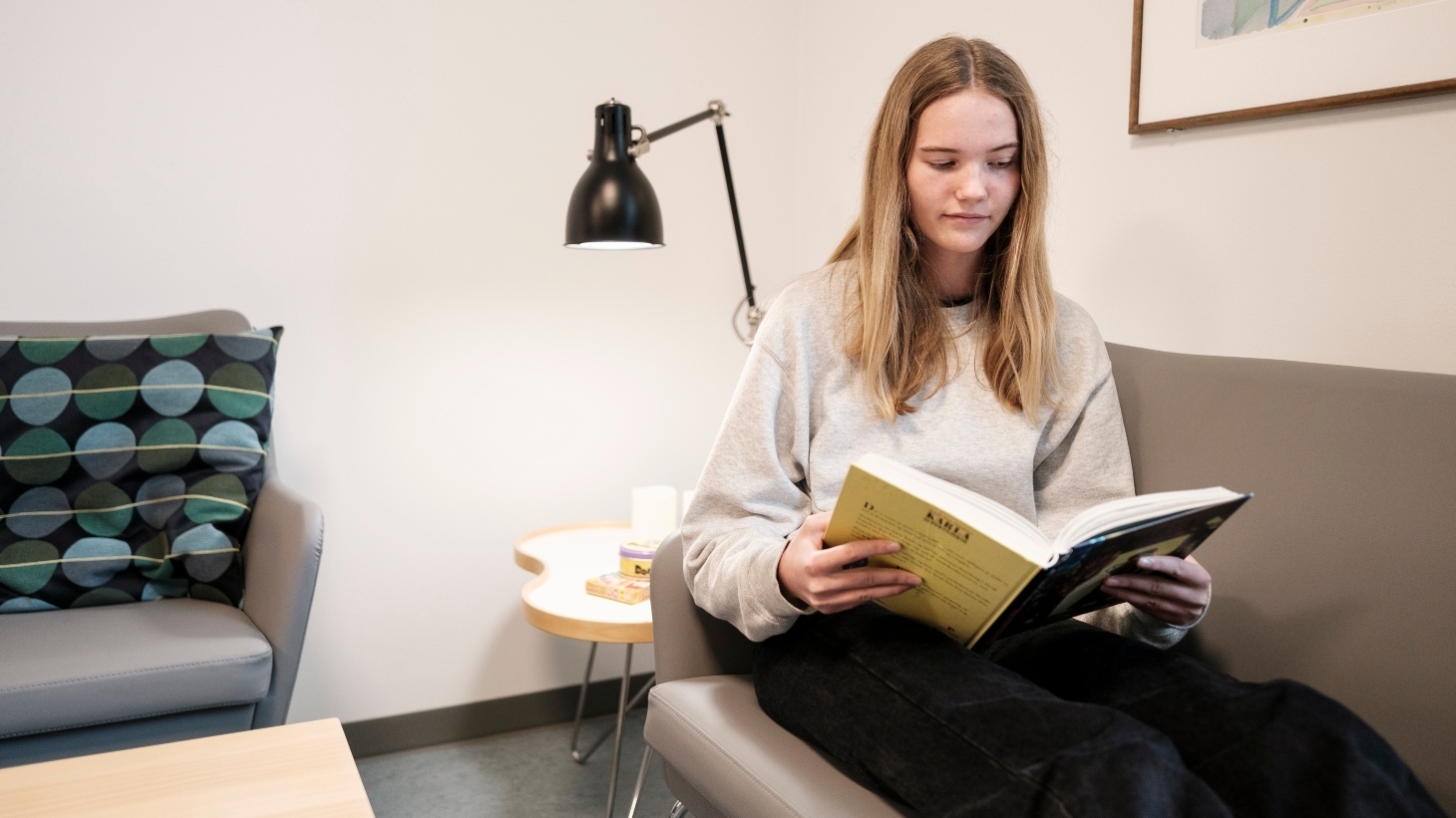 Pige læser i psykiatrien